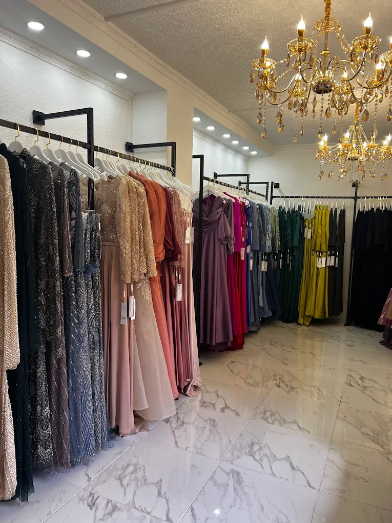 Farbige Abendkleider im Showroom von ASR-I NAZENDE