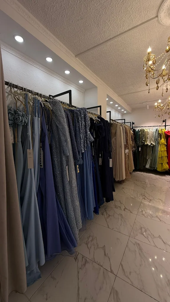 Abendkleider im Showroom von ASR-I NAZENDE