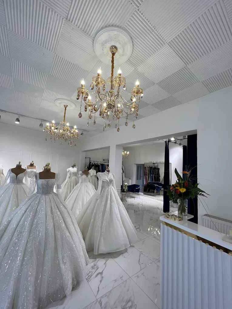 Heller Showroom mit weißen Brautkleidern bei ASR-I NAZENDE
