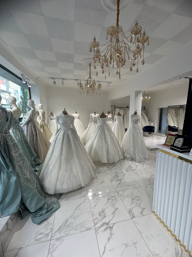 Boutique mit Empfang und Auswahl an Brautkleidern