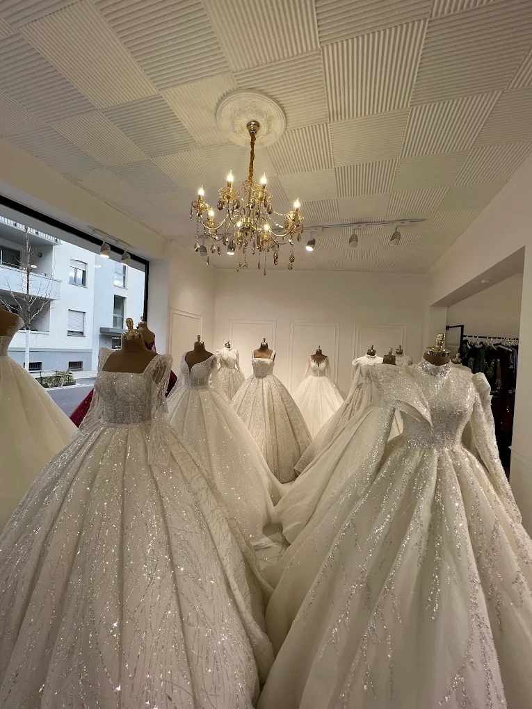 Funkelnde Brautkleider in der Boutique von ASR-I NAZENDE