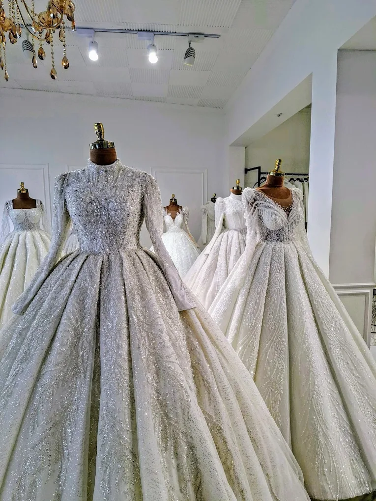Detailaufnahme funkelnder Brautkleider