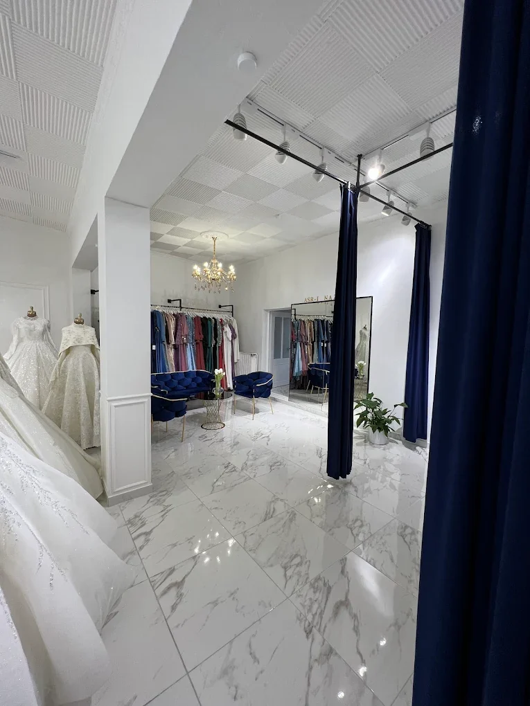 Beratungsbereich und Abendmode im Showroom von ASR-I NAZENDE